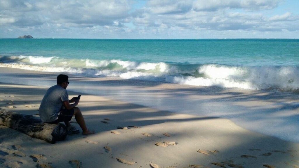 fernando kanarski emails praia havai rulez Fernando Kanarski abrindo e-mails na praia
