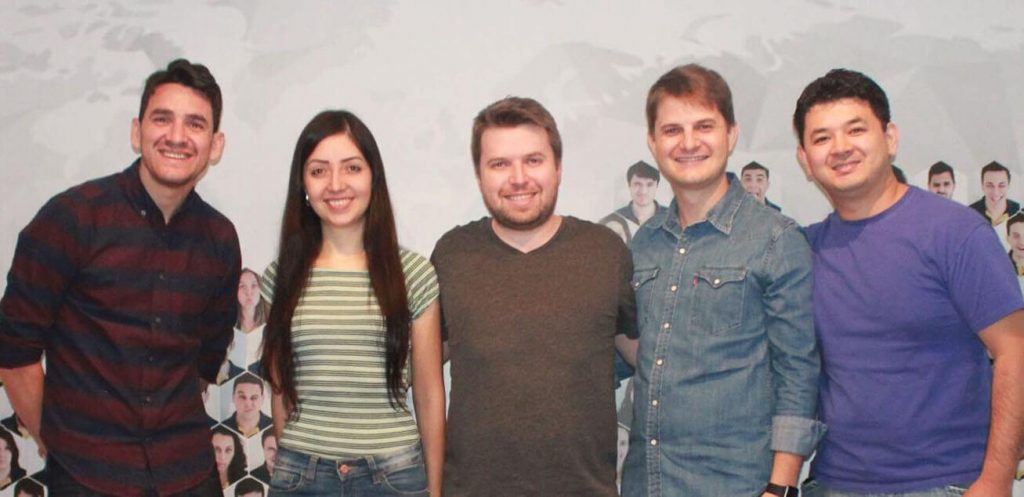 luis holdefer equipe wealth systems Luis Holdefer com a Patricia Oliveira (Assistente Administrativo), Giovani dal Piva (Gerente Wealth Labs), Evandro Tenfen (Gerente Geral) e Kenzo Araujo (Gerente de Suporte)