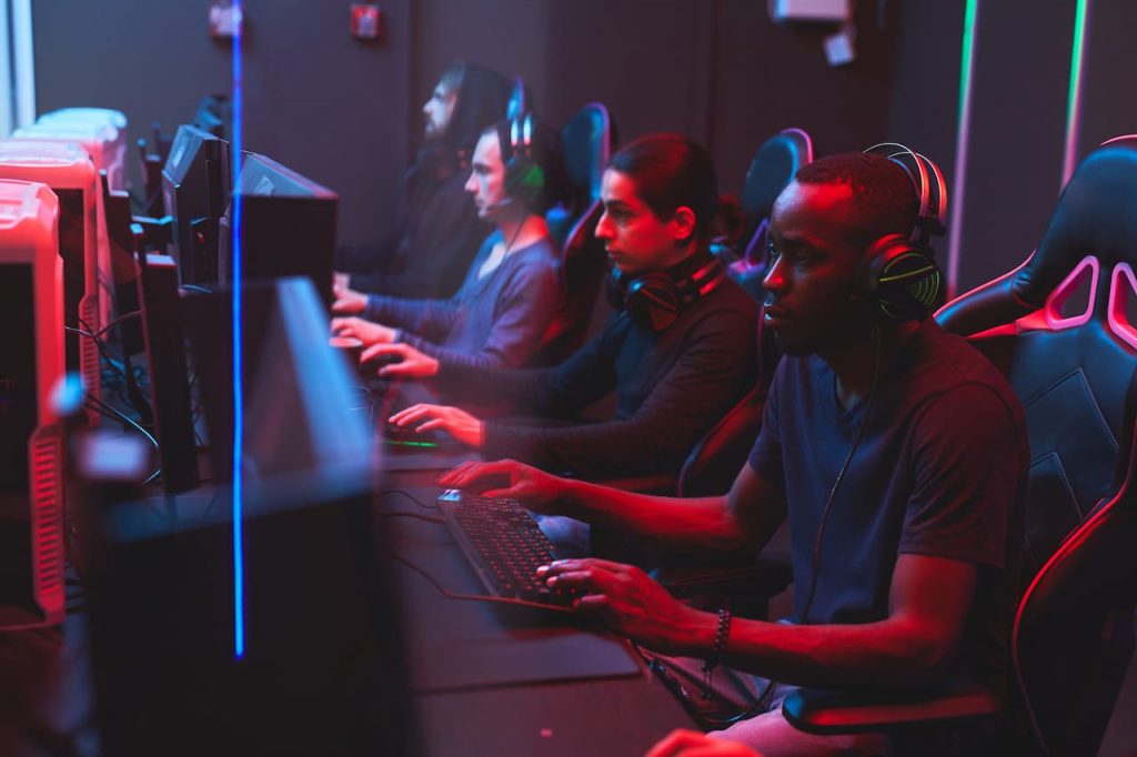 gamers jogando online eventos esports Gamers jogando em evento de eSports