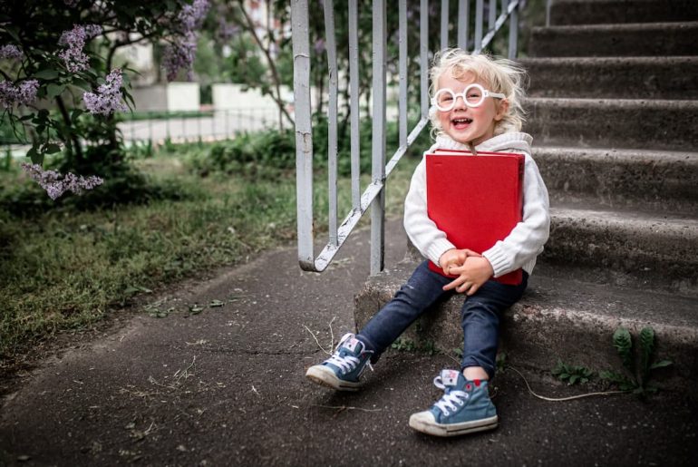 Criança aprendendo termos que todo empreendedor precisa conhecer