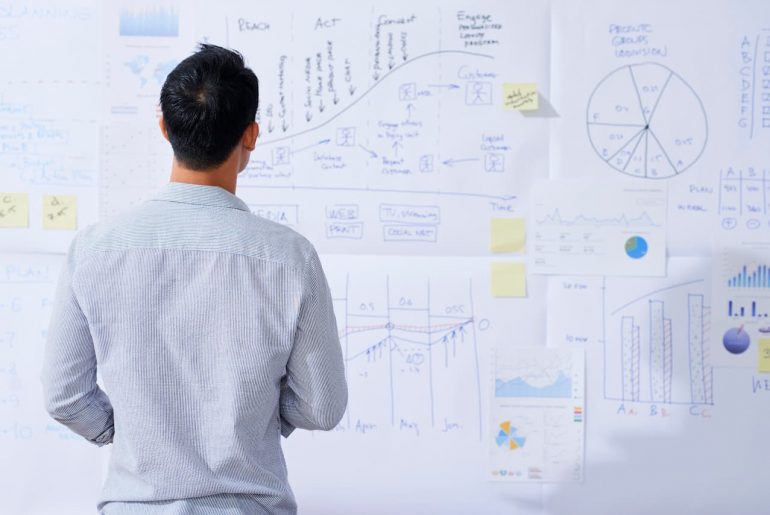 Homem analisando métricas para startups