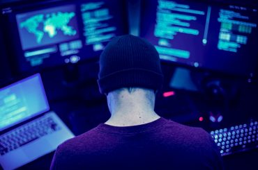 Hacker fazendo ataques cibernéticos