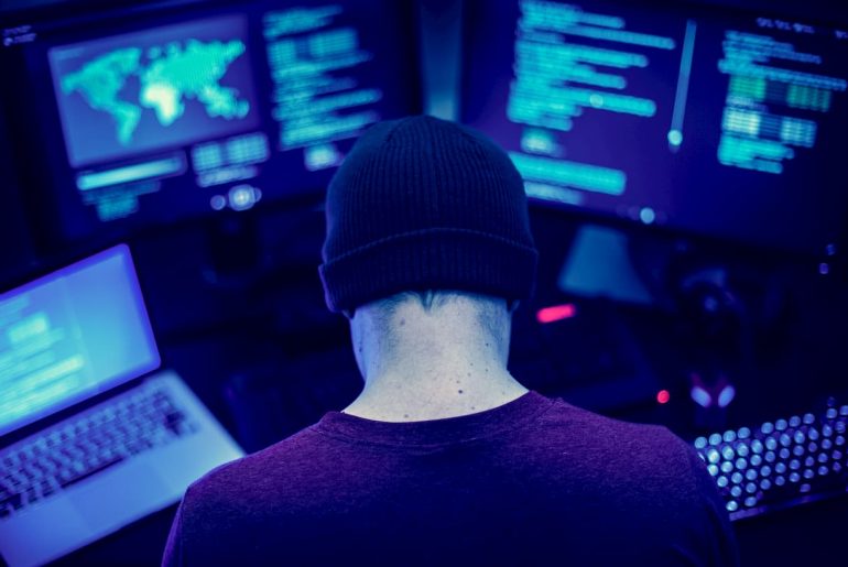 Hacker fazendo ataques cibernéticos