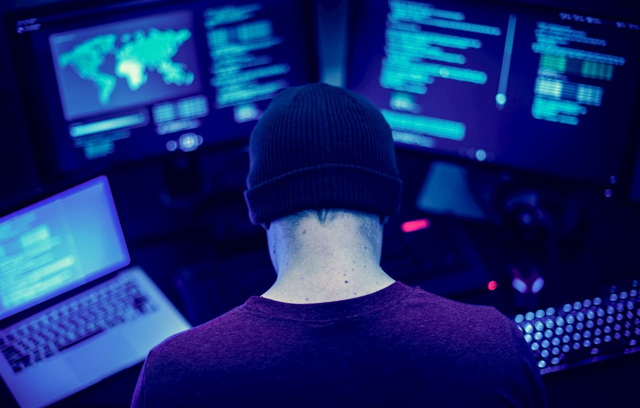 Hacker fazendo ataques cibernéticos