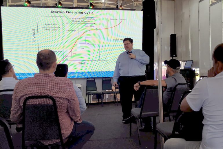 Marco Poli palestrando no Show Rural Digital 2020