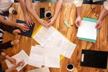 Homem explicando projeto intraempreendedorismo