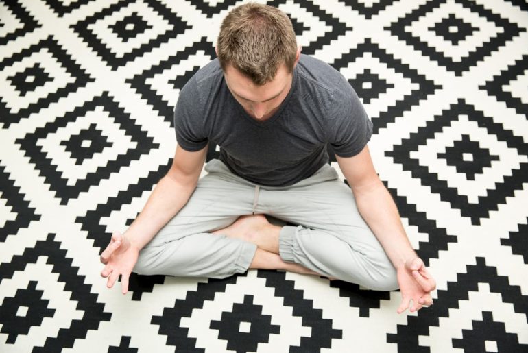 Homem meditando