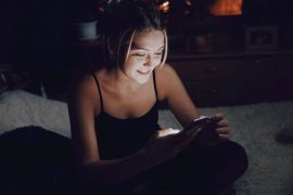 Mulher utilizando aplicativo de relacionamento