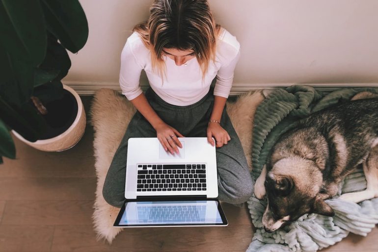 Mulher trabalhando com o cachorro